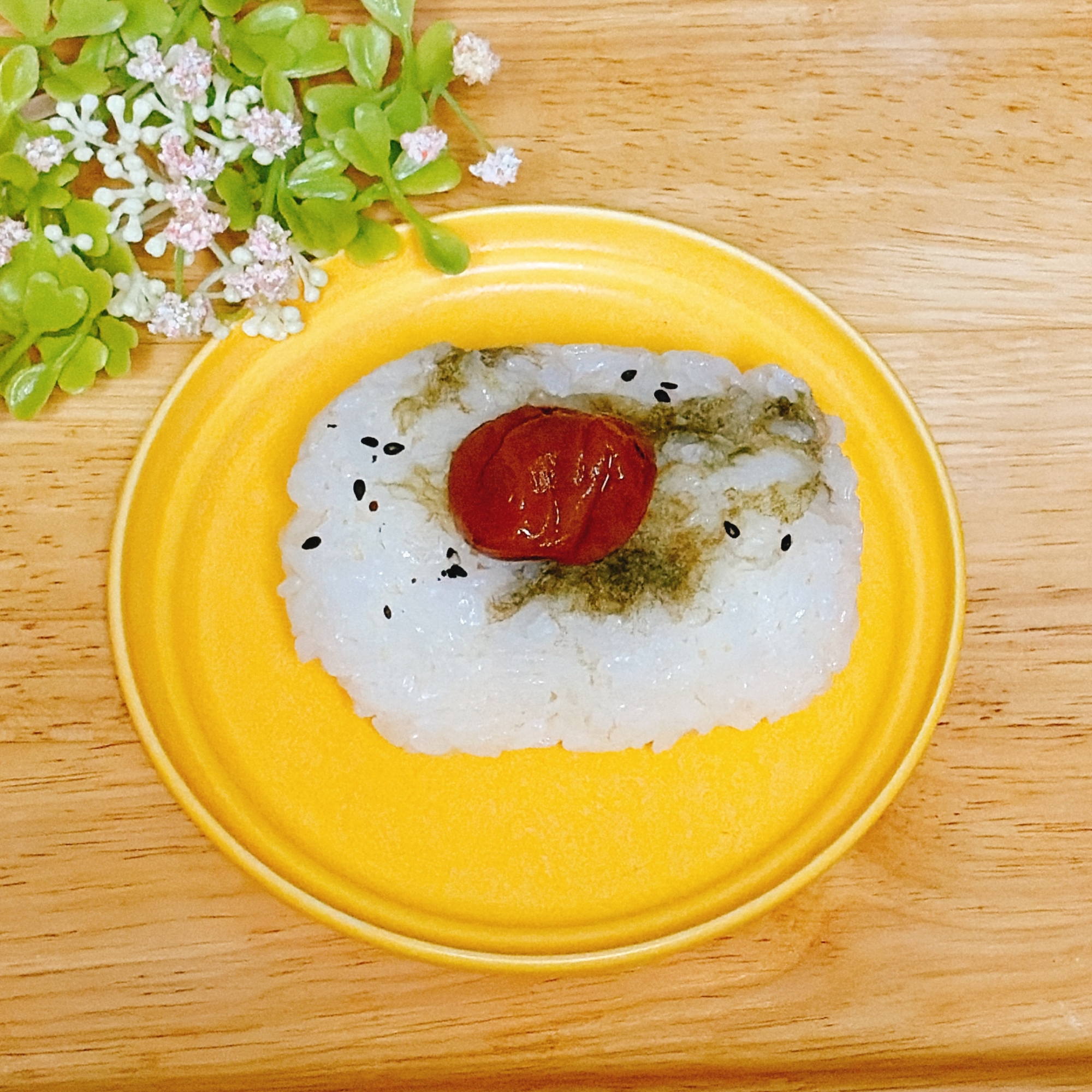 懐かしいおにぎり（とろろ昆布と梅干し）
