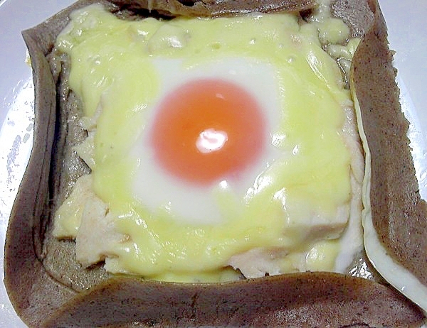 卵と鶏ハムの蕎麦粉100％ガレット