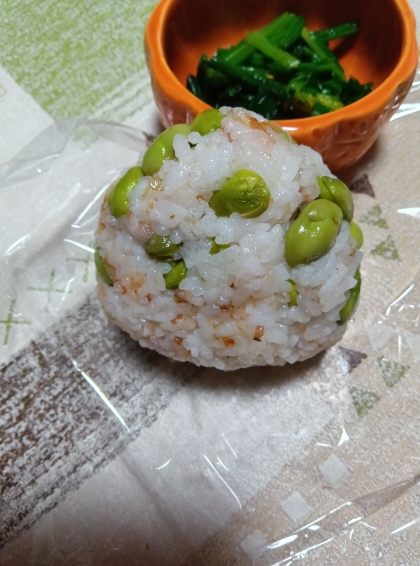 色あざやか!　枝豆おかか塩おにぎり
