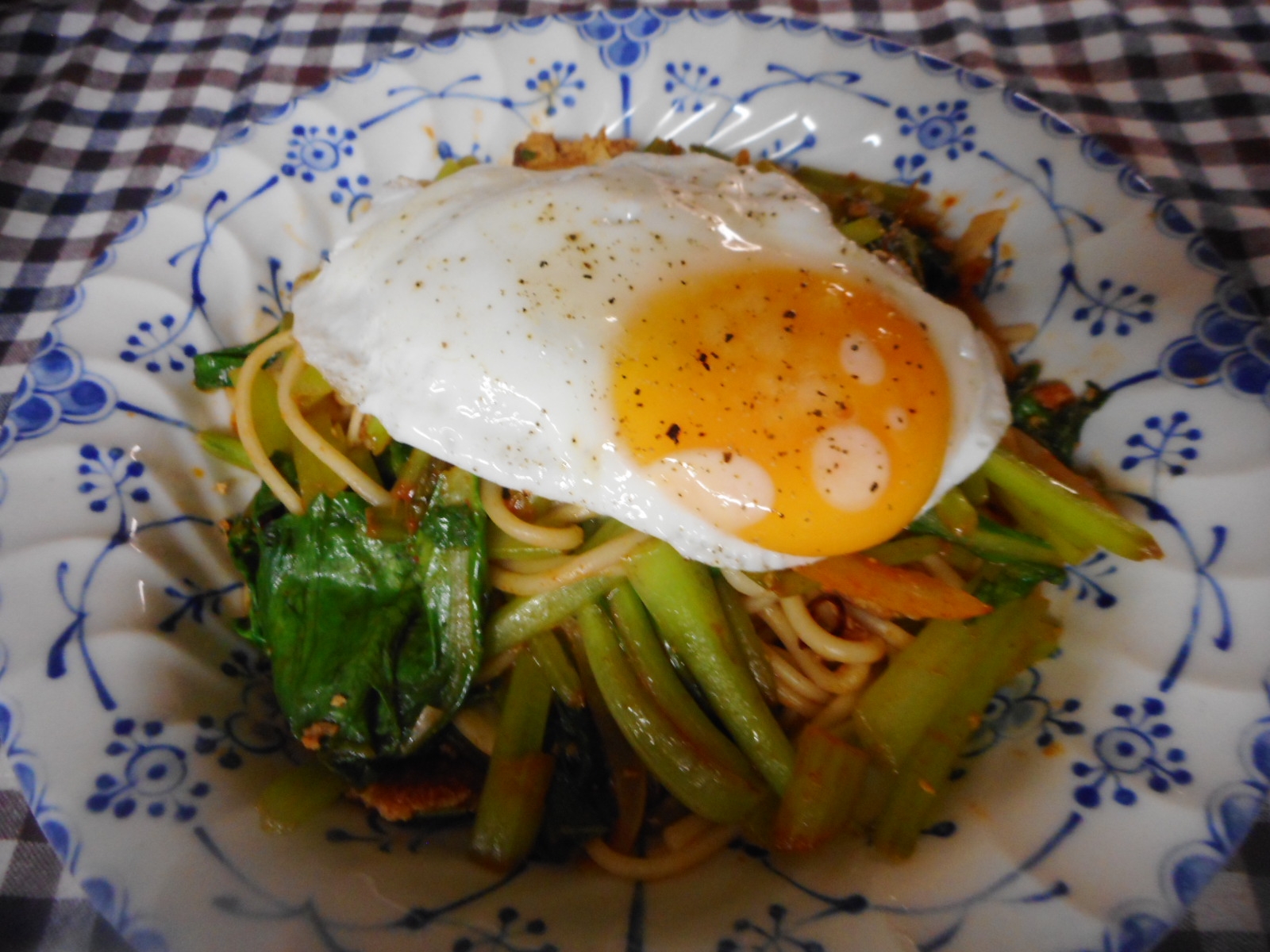 小松菜とパプリカ粉の焼うどん