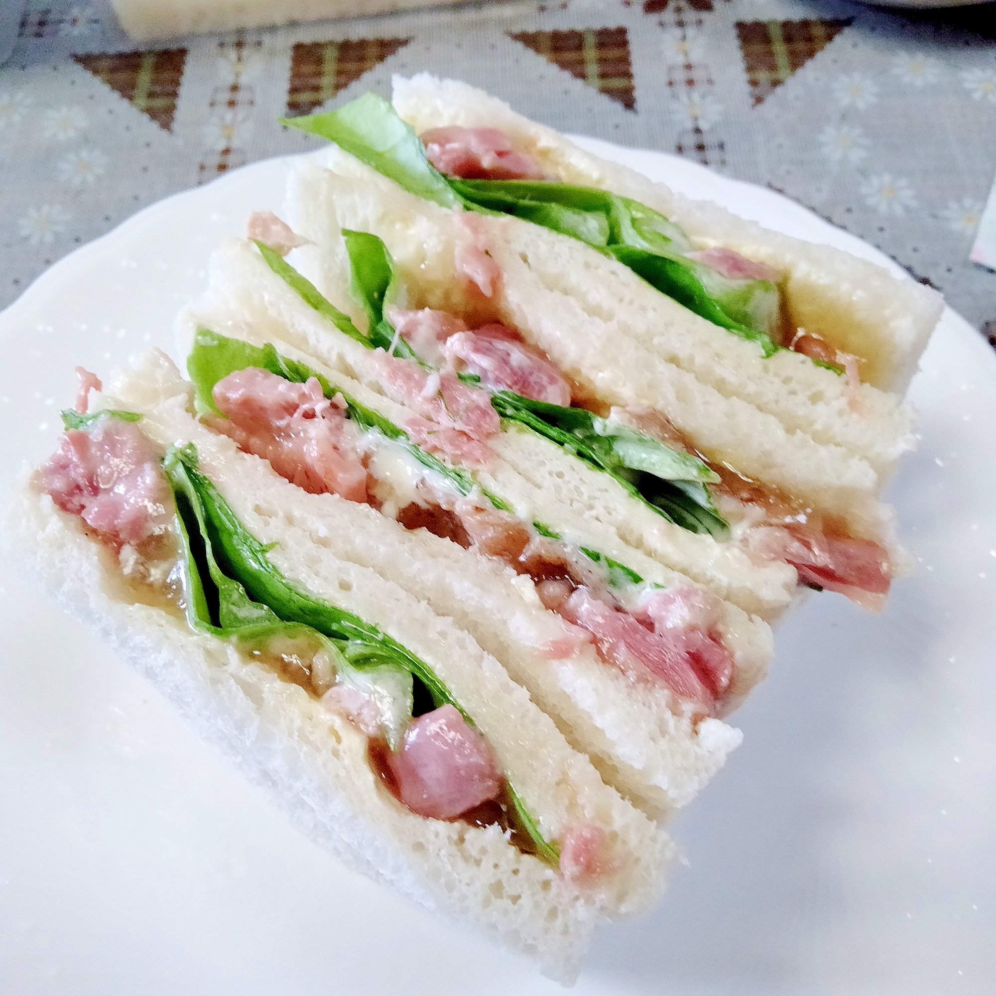 焼鳥の缶詰。煮こごりまで丸ごと入れたサンドイッチ