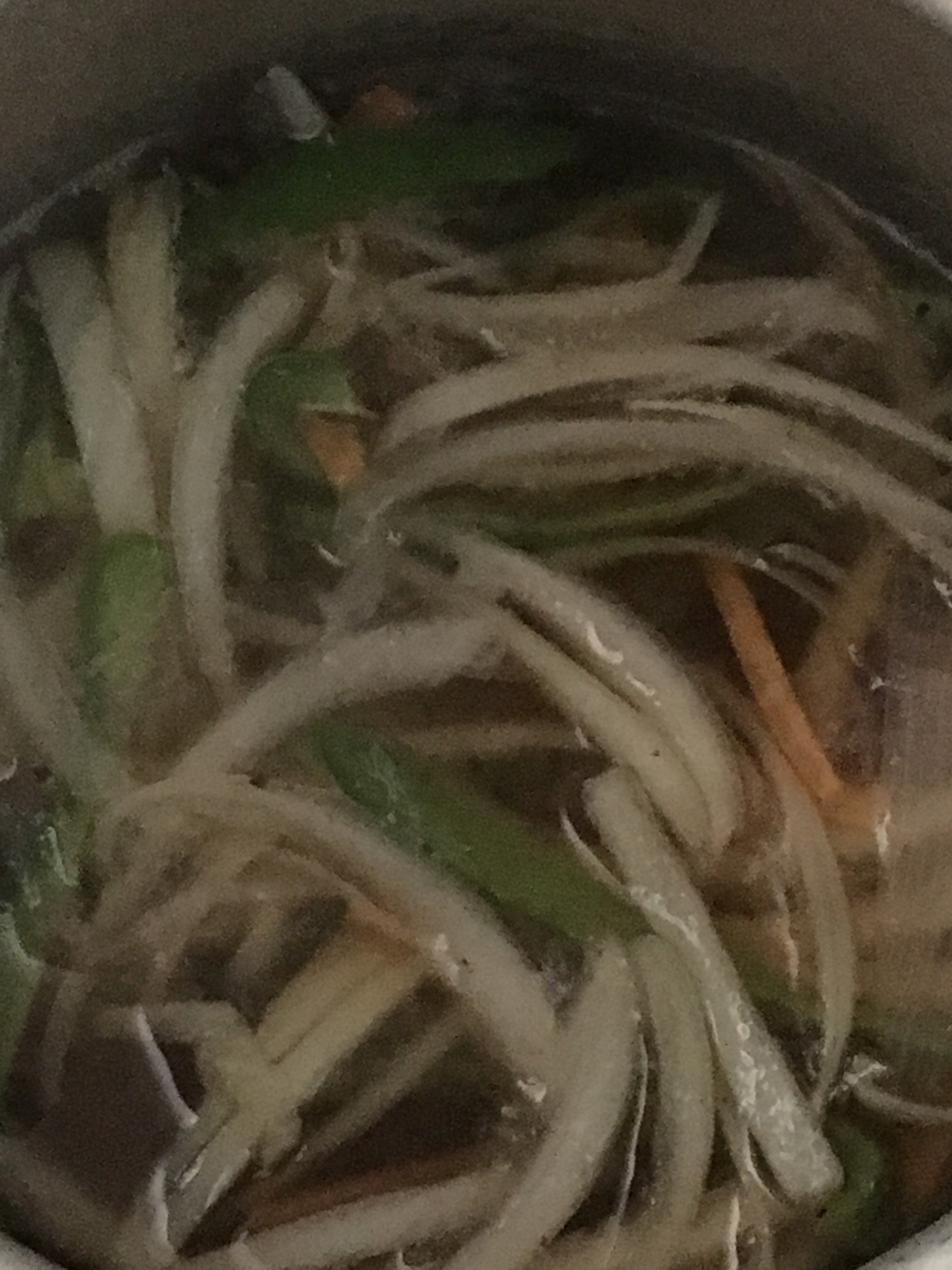 玉葱、にんじん、ピーマン、干し椎茸の戻し汁のスープ