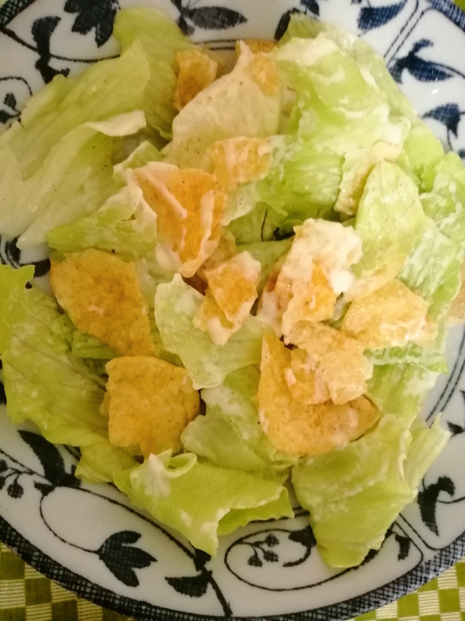 レタスとポテトチップスマヨ混ぜサラダ