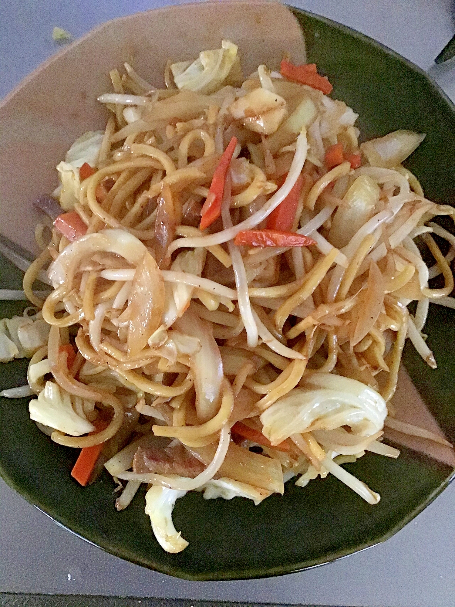 豚ヒレ肉とたっぷり野菜の太麺焼きそば。