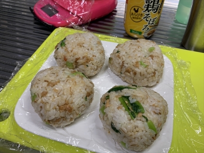 小松菜と鶏そぼろのおにぎり