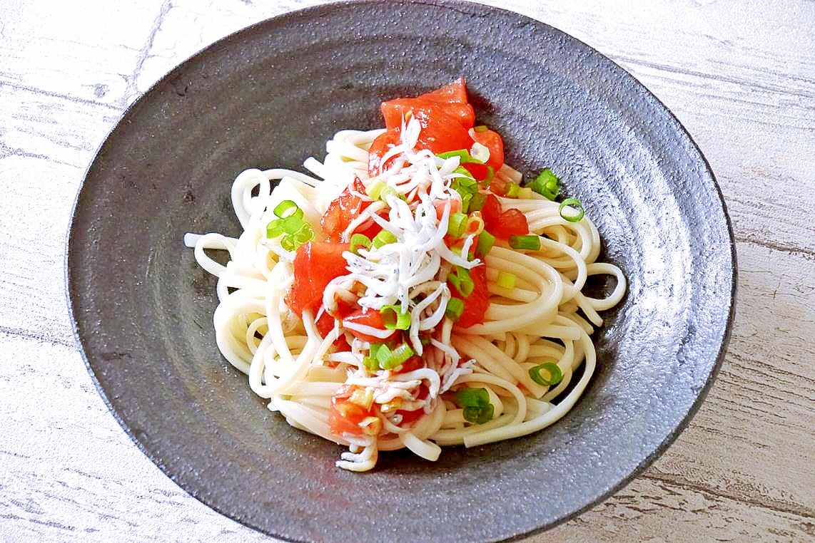 真っ赤な完熟トマトのガーリック風味な冷たいうどん