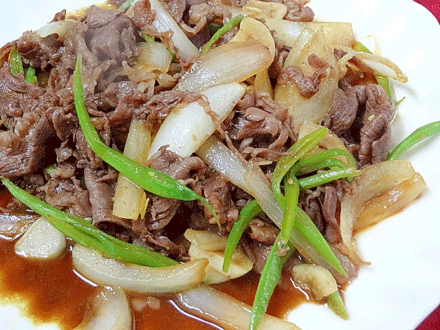 白い皿に盛り付けられた牛肉とささげのカレー炒め