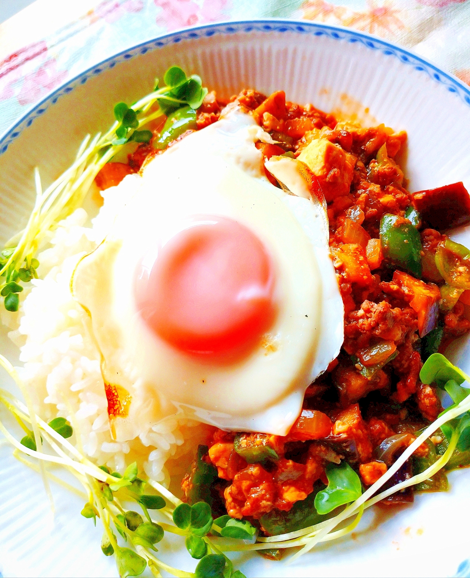 なすとピーマンの、コチュジャンそぼろ丼