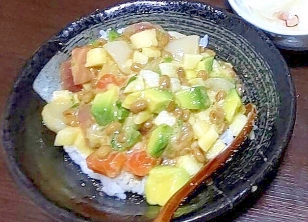 切り落とし刺身でアボカド納豆海鮮丼