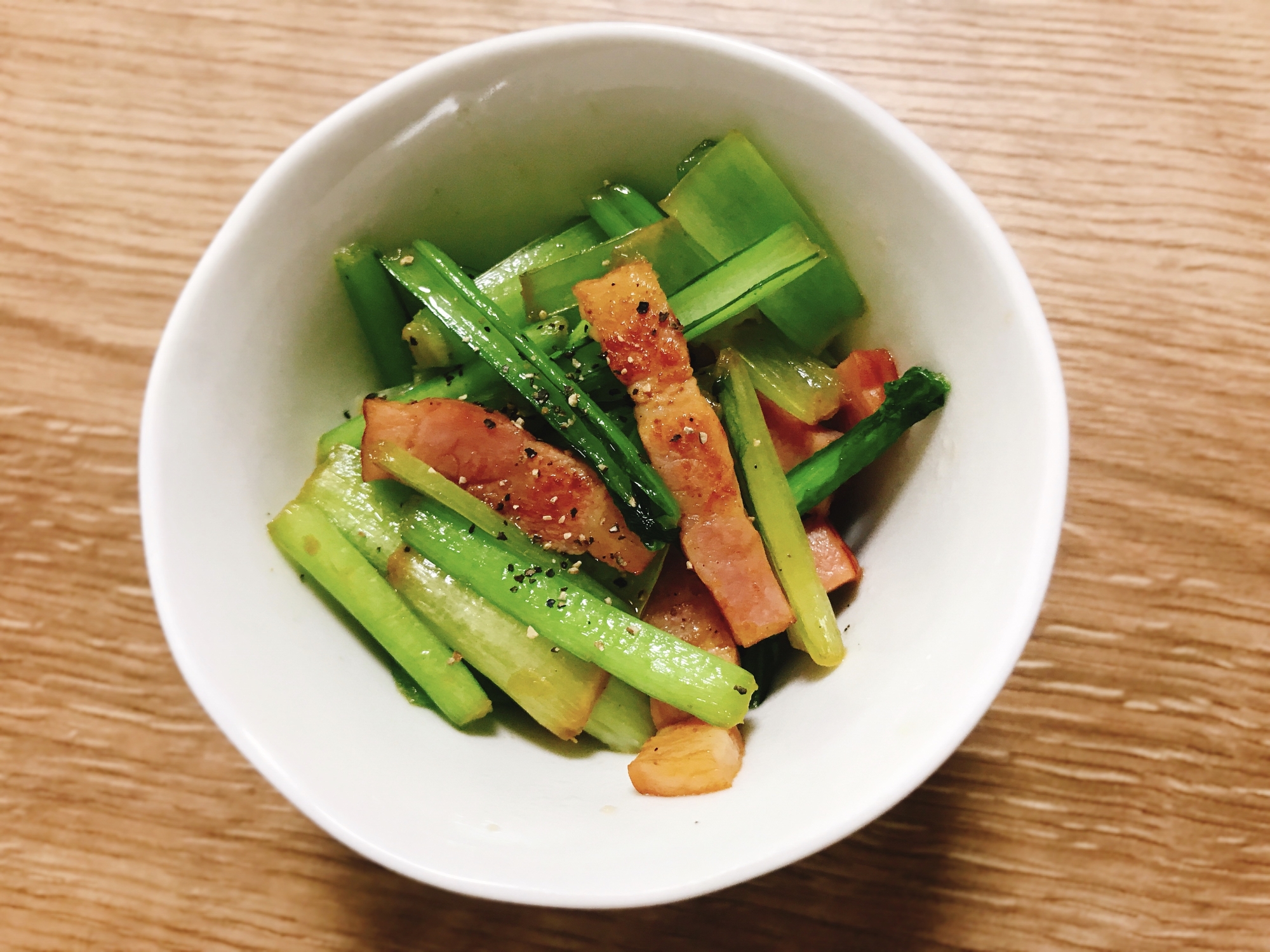 【夫婦のおつまみ】小松菜とベーコンの簡単炒め