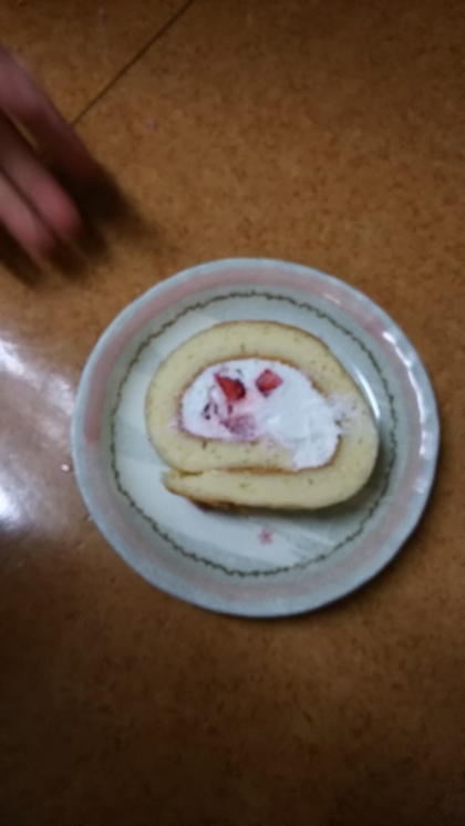 はじめましてのロールケーキに挑戦してみました。ビックリするくらい簡単でまた作ってみたいです。生クリームを安いやつにしたのでクリームは美味しくなかったのですが…。