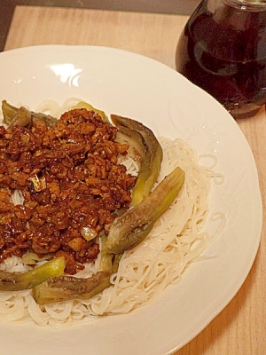 ピリ辛鶏味噌と茹でナスのそうめん