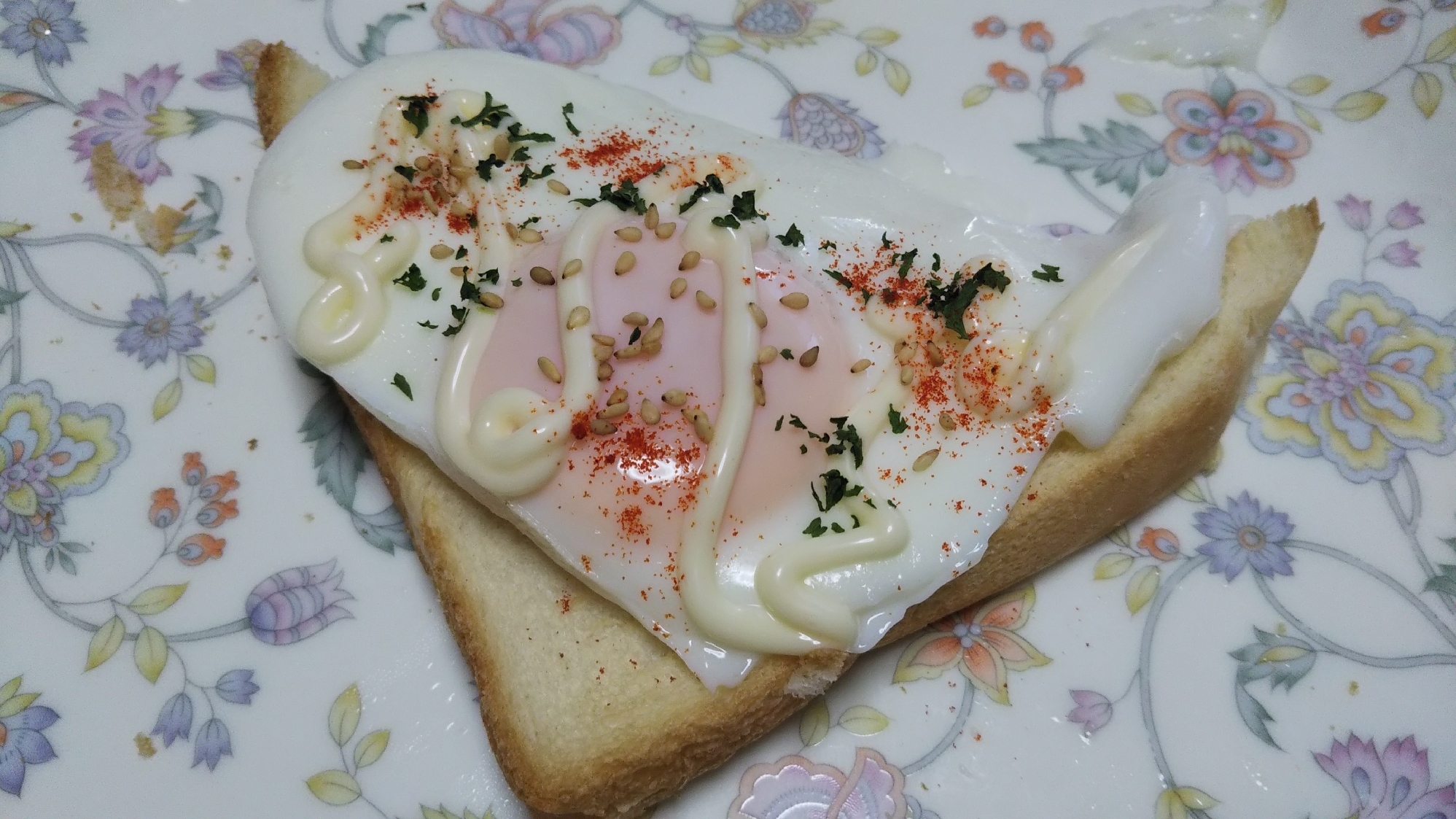 目玉焼きマヨ胡麻パセリパプリカトースト☆