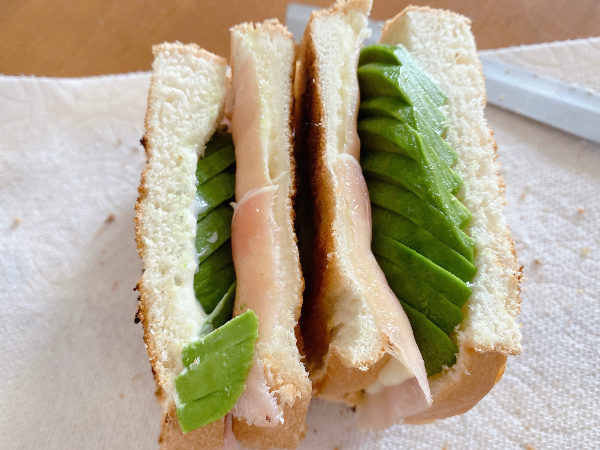 生ハムとたっぷりアボカドチーズ焼きサンド