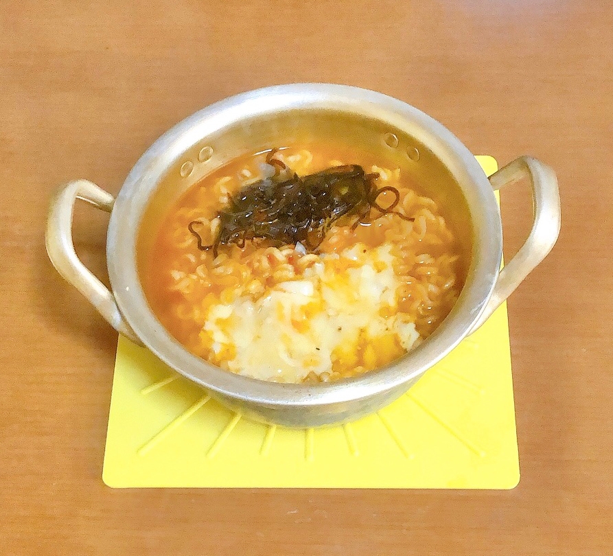 簡単⭐チーズと塩昆布がたっぷりの辛ラーメン