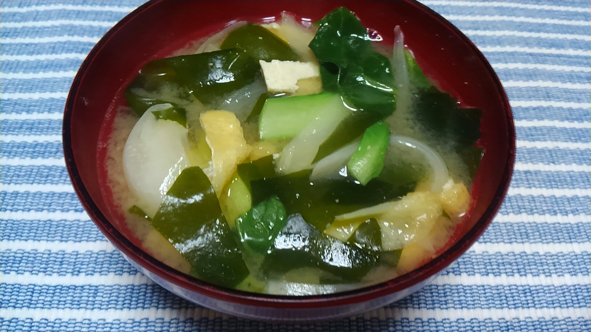 わかめと小松菜と玉ねぎと油揚げの味噌汁☆