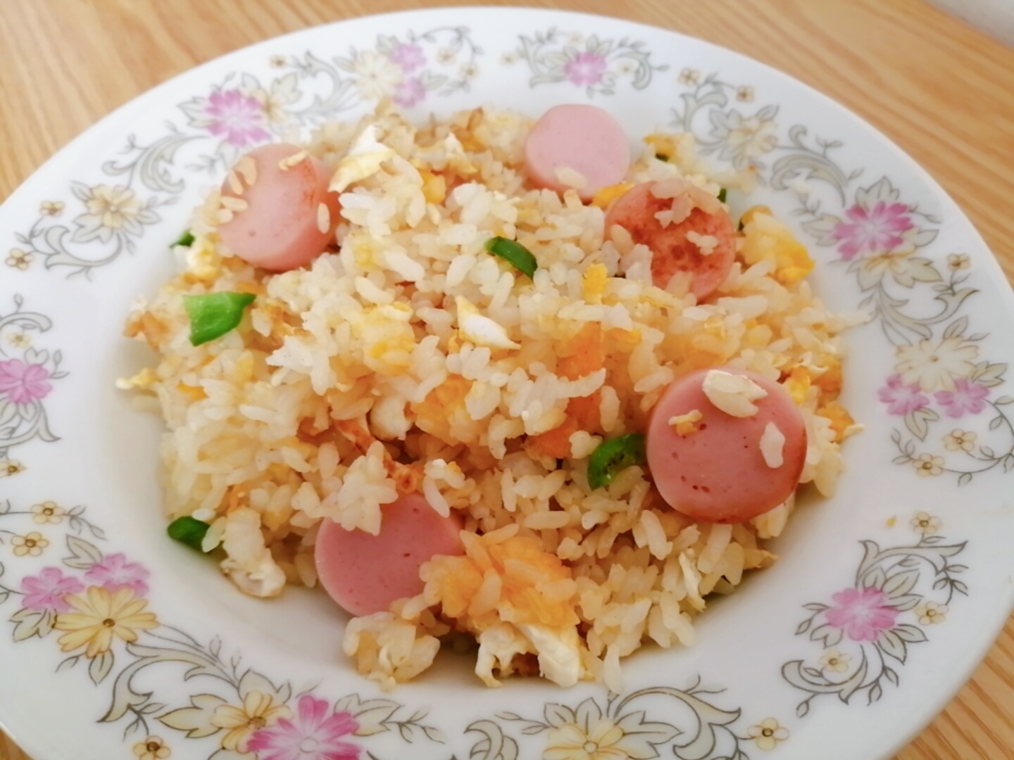 卵と魚肉ソーセージとピーマンの炒飯