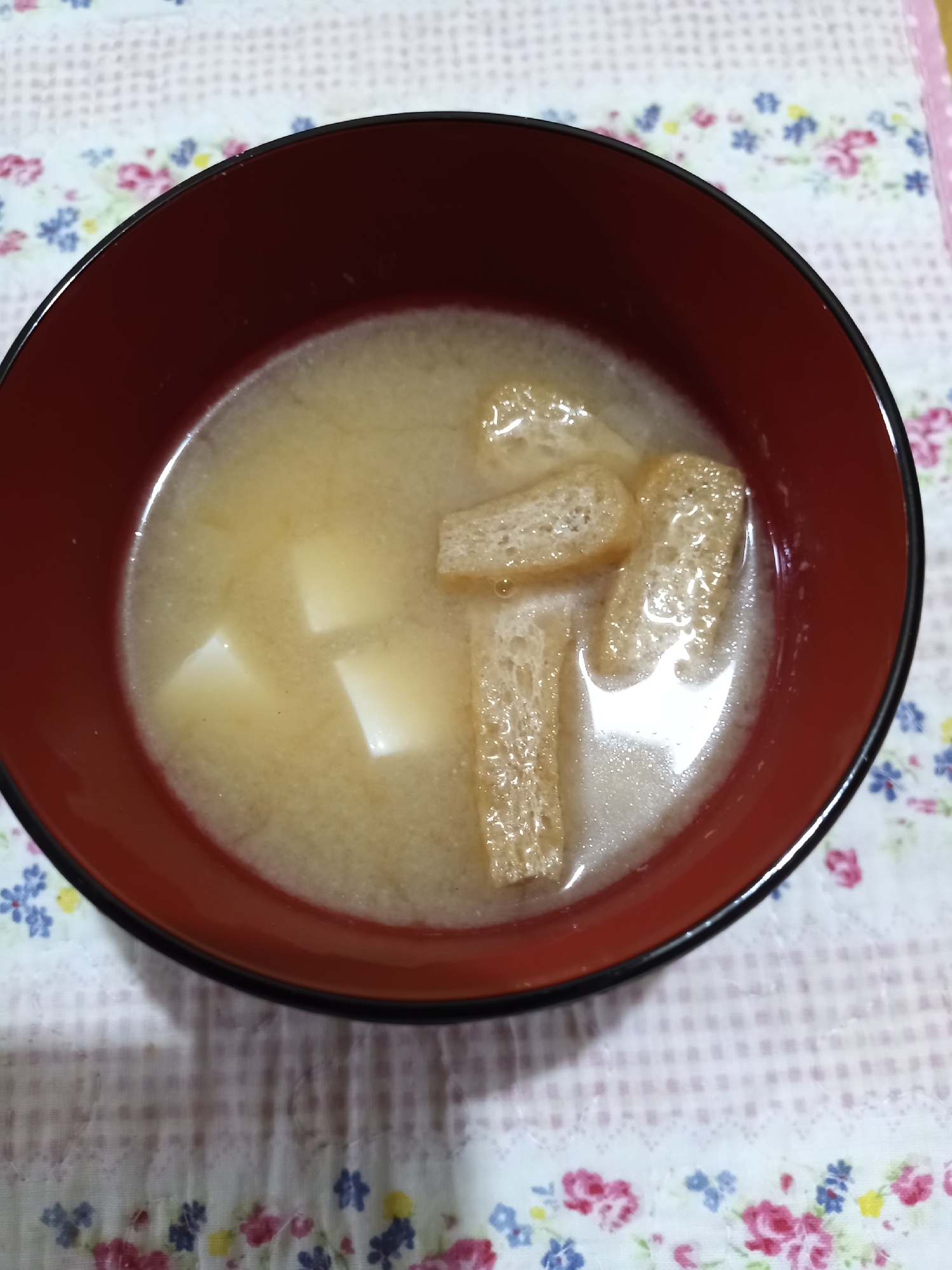 大豆の栄養たっぷり!豆腐と油揚げのお味噌汁♪