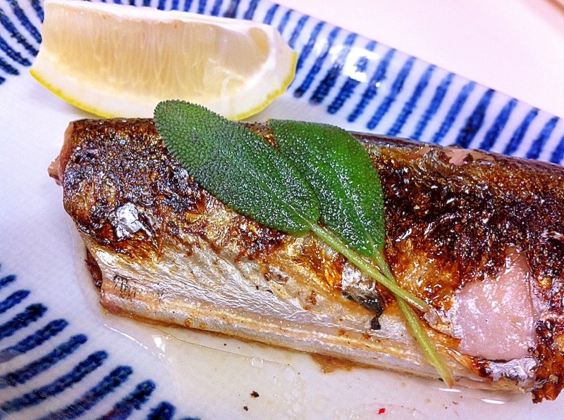 セージを添えて 焼き秋刀魚