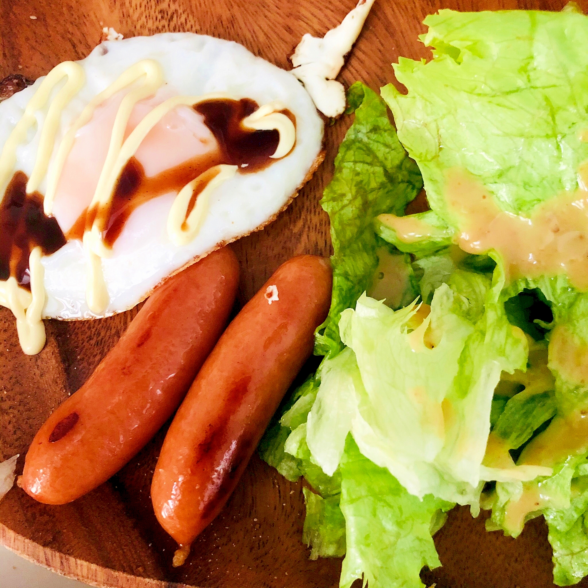 目玉焼きとウインナーとレタス