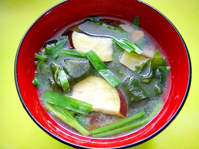 茄子とニラわかめの味噌汁