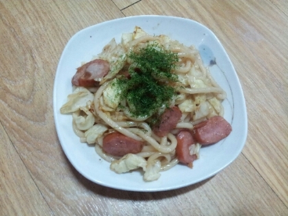 娘が急に焼きうどんが食べたいと言い出したのですが、豚肉がなくソーセージで作りました。
しかもかつお節もなく、青のり振ってみました。
(´>∀<｀)ゝ