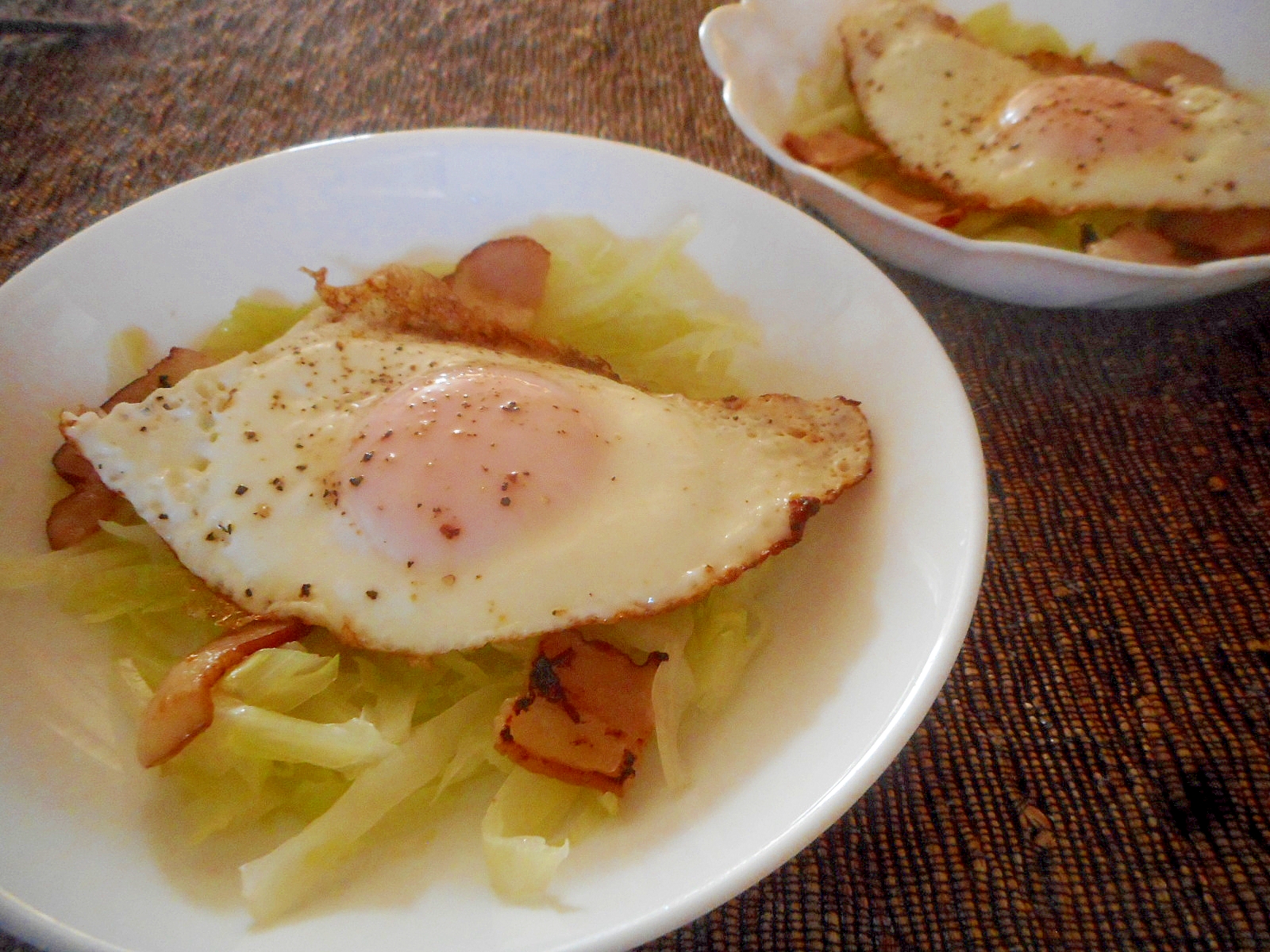 キャベツとベーコンマヨソテー目玉焼き乗せ