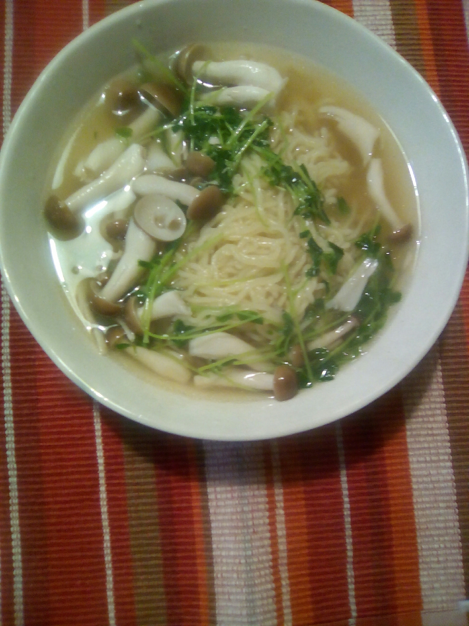 しめじと豆苗の塩ラーメン