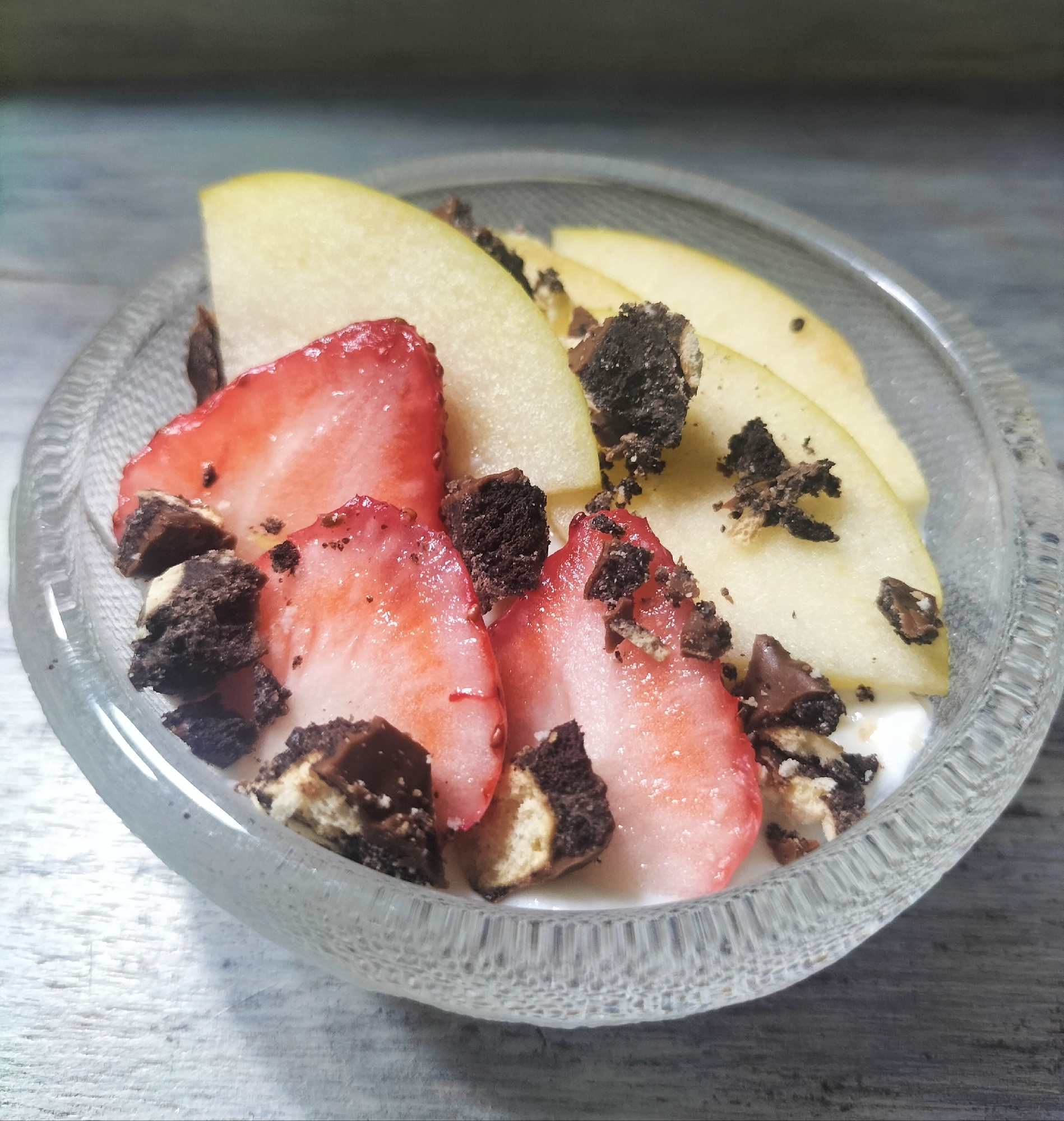 苺とりんごのご褒美ヨーグルト