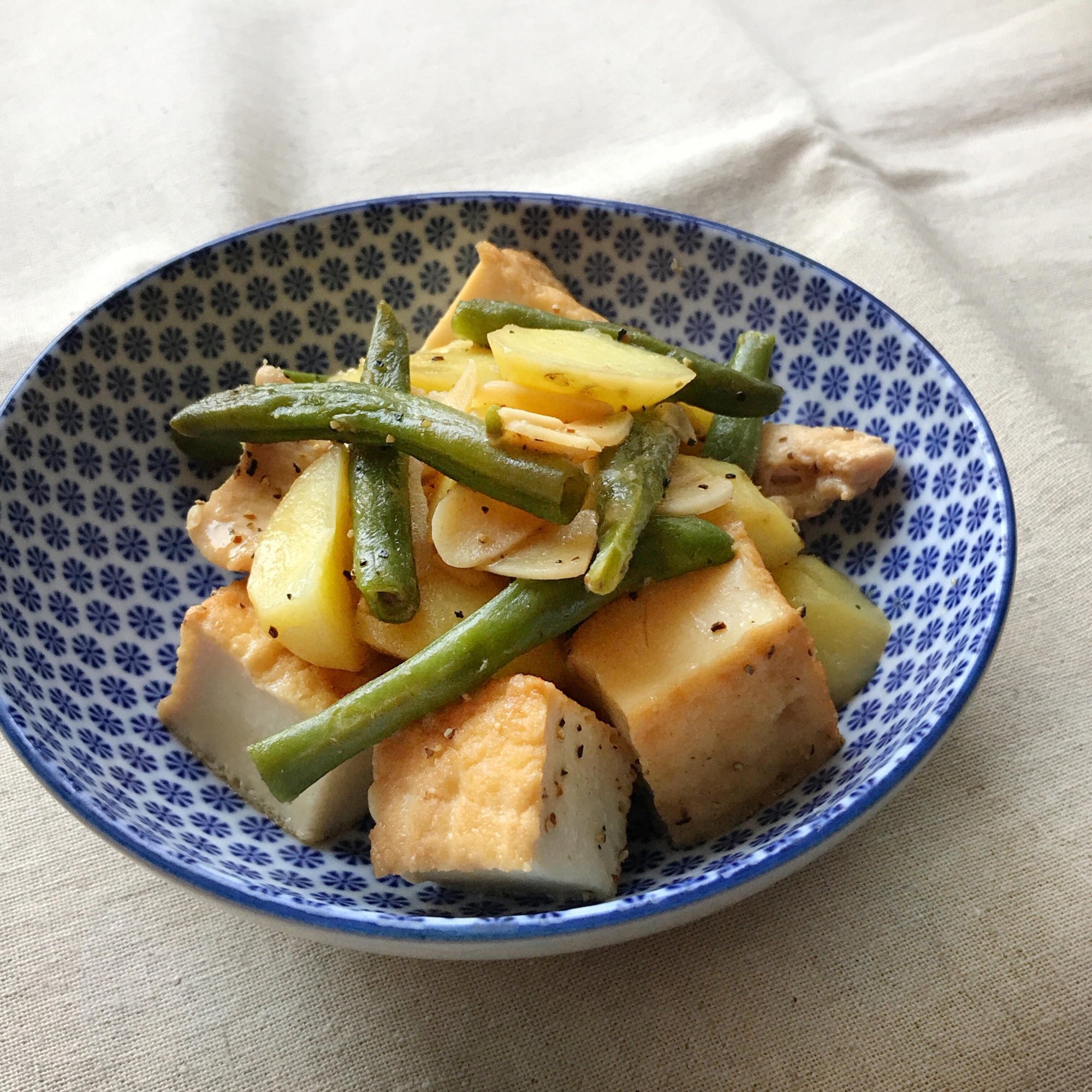 鶏肉と厚揚げ じゃがいものコンソメ蒸し