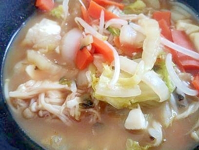 市販のラーメンスープで　野菜たっぷりスープ