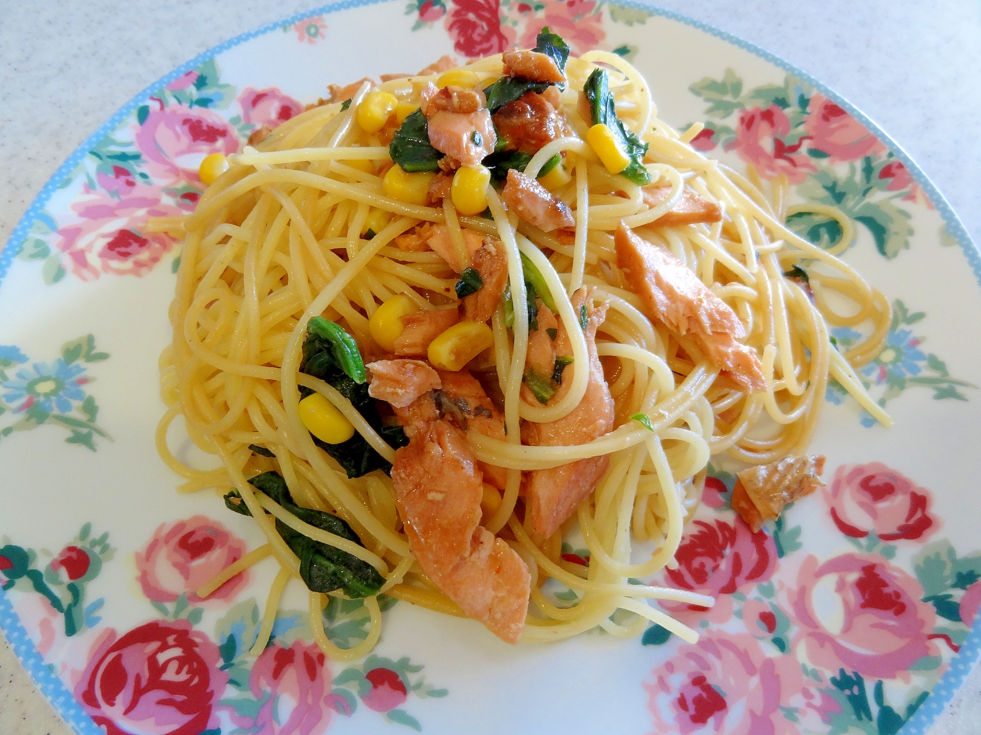 焼き鮭でリメイク・鮭とほうれん草・コーンのパスタ★