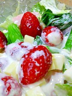 イチゴと小松菜のヨーグルトサラダ