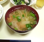 手持ちの材料だけで作ることができて良かったです。野菜の甘みの染み込んだ美味しいお味噌汁が完成しました。