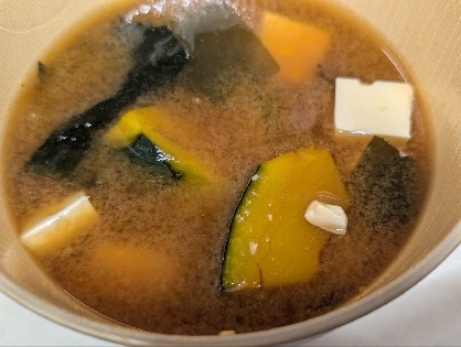 かぼちゃと豆腐とわかめの味噌汁