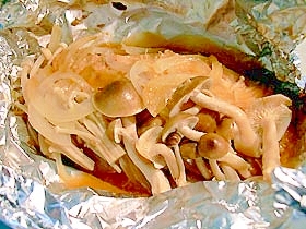 鮭ときのこのホイル焼き　黒酢ごま味噌仕立て