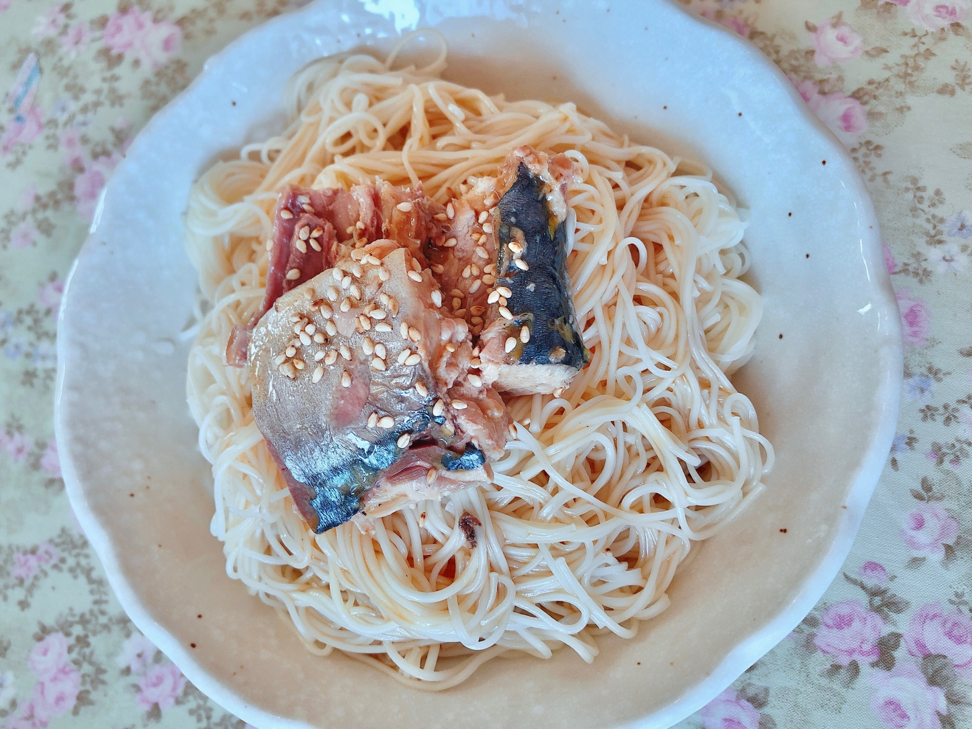 鯖缶とごま油の汁なしそうめん