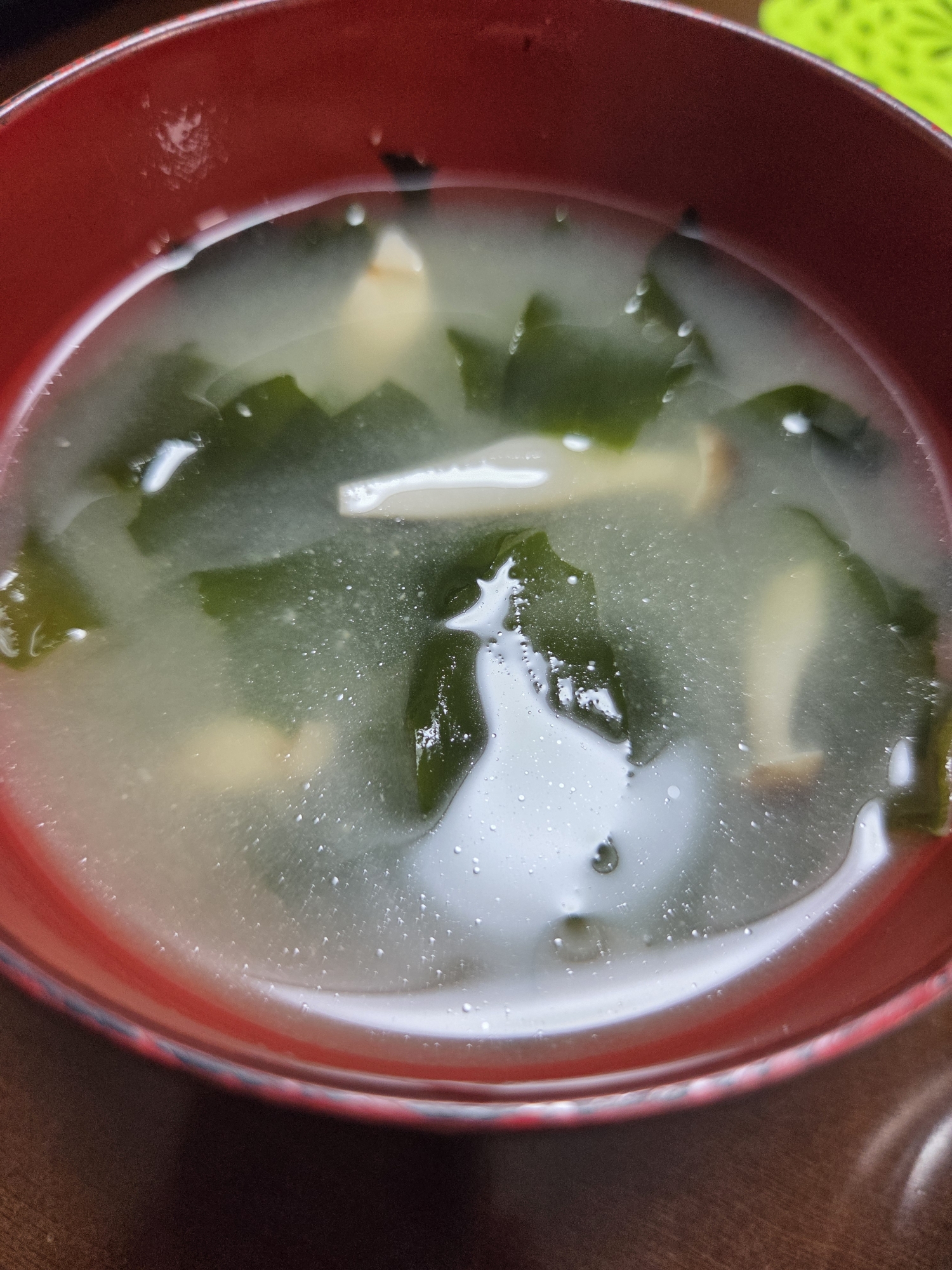 しめじとわかめの味噌汁