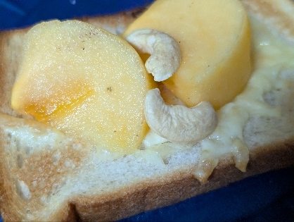 柿とカシューナッツのチーズトースト