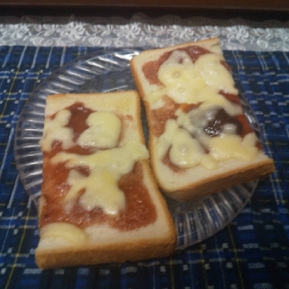 シナモン香る☆苺ジャムとチーズのトースト