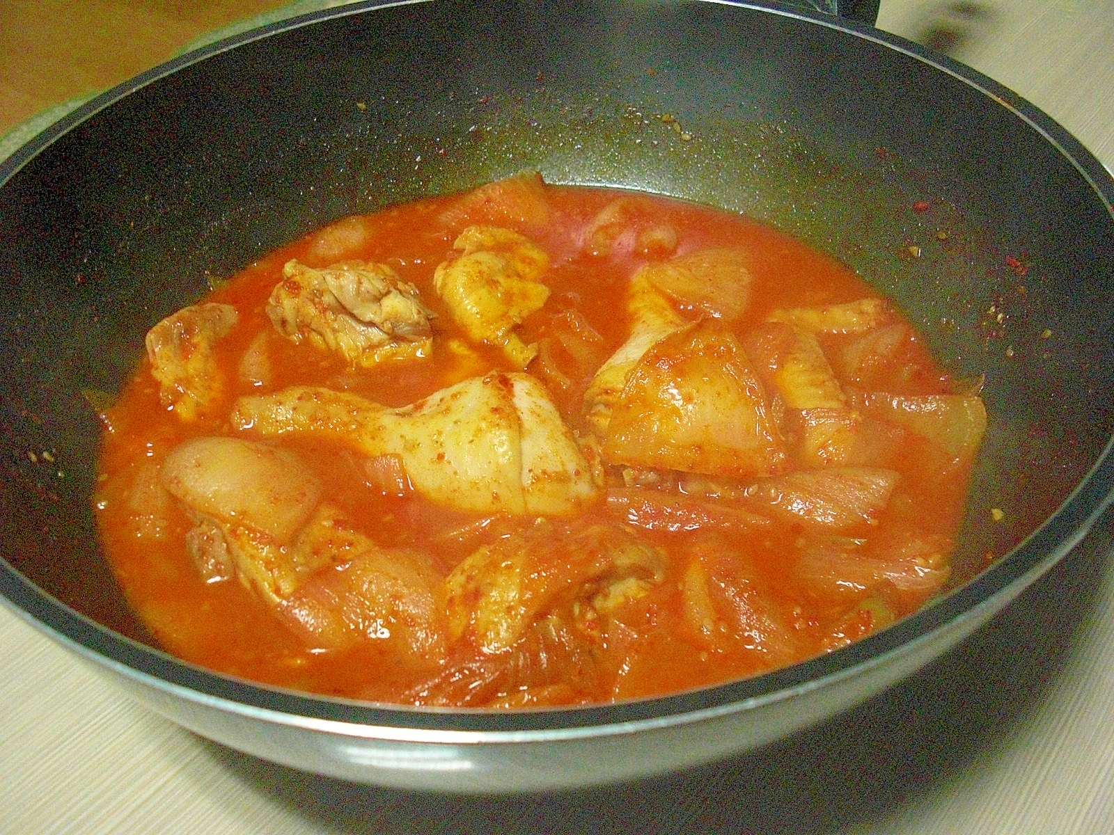 キムチ鍋の素で、鶏肉煮込み