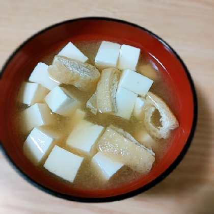 絹ごし豆腐と油揚げの味噌汁（昆布だし）