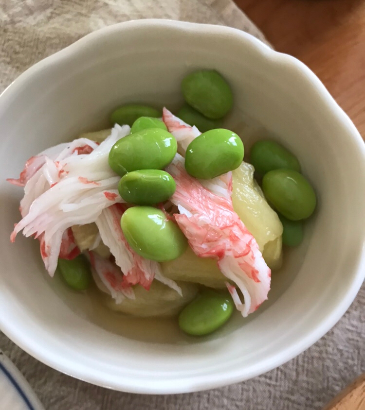 焼きなすとカニカマ、枝豆の和え物