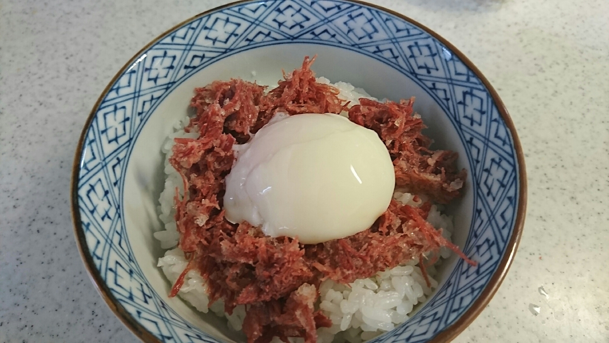 生コンビーフと温玉どんぶり