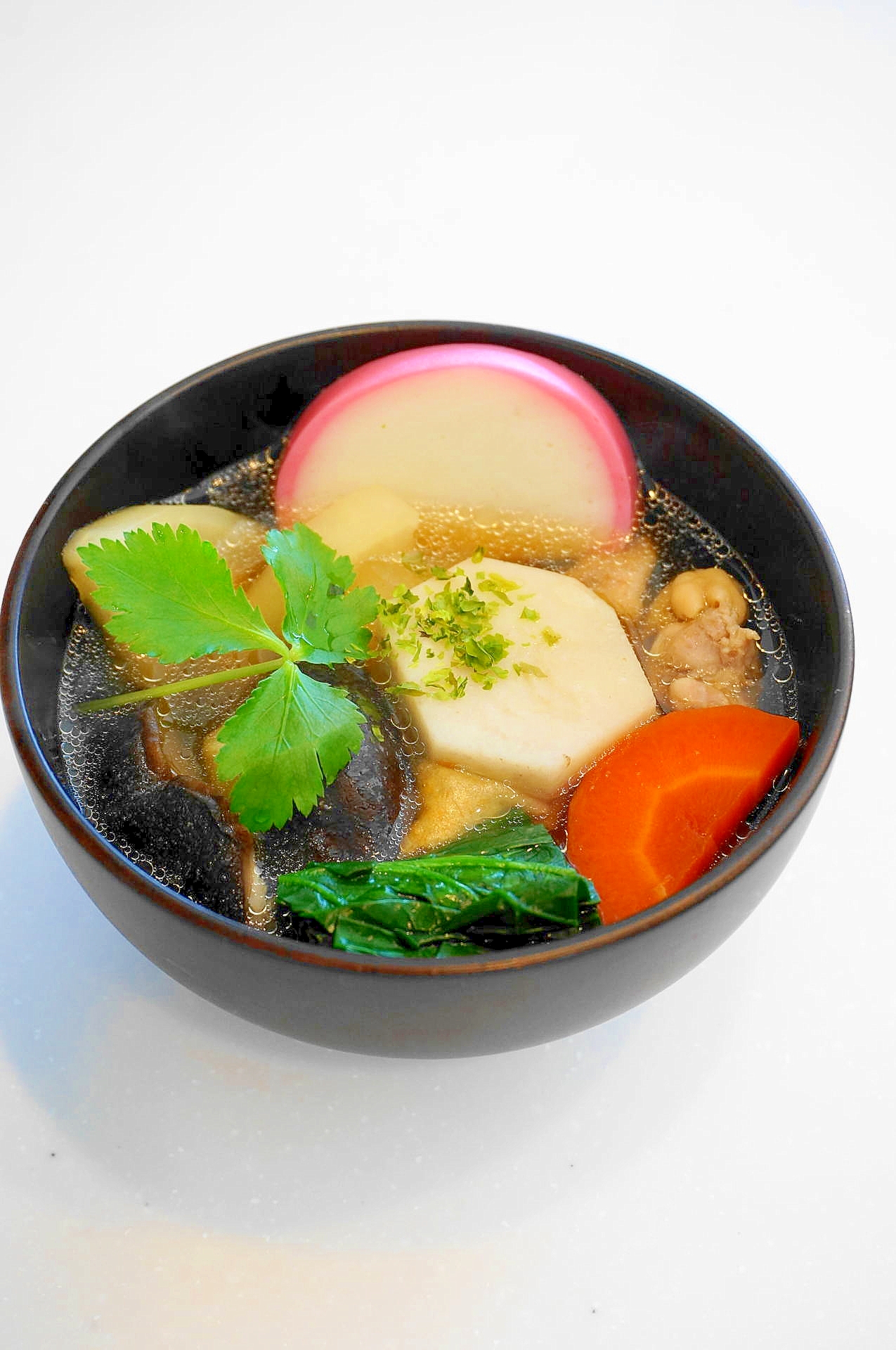 すまし汁に彩り鮮やかな野菜!関東風お雑煮