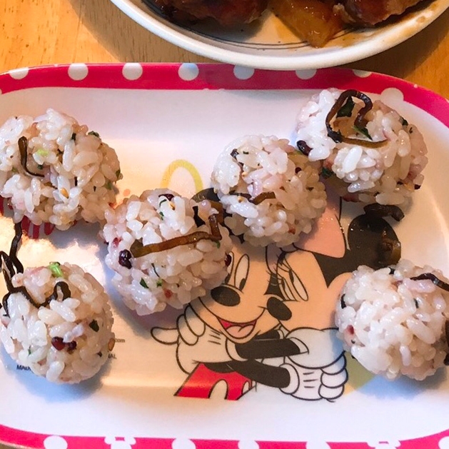 とろろ昆布 コロコロ おにぎり レシピ 作り方 By みぃちゃんのお弁当 楽天レシピ とろろ昆布 コロコロ おにぎり レシピ 作り方 By みぃちゃんのお弁当 楽天レシピ