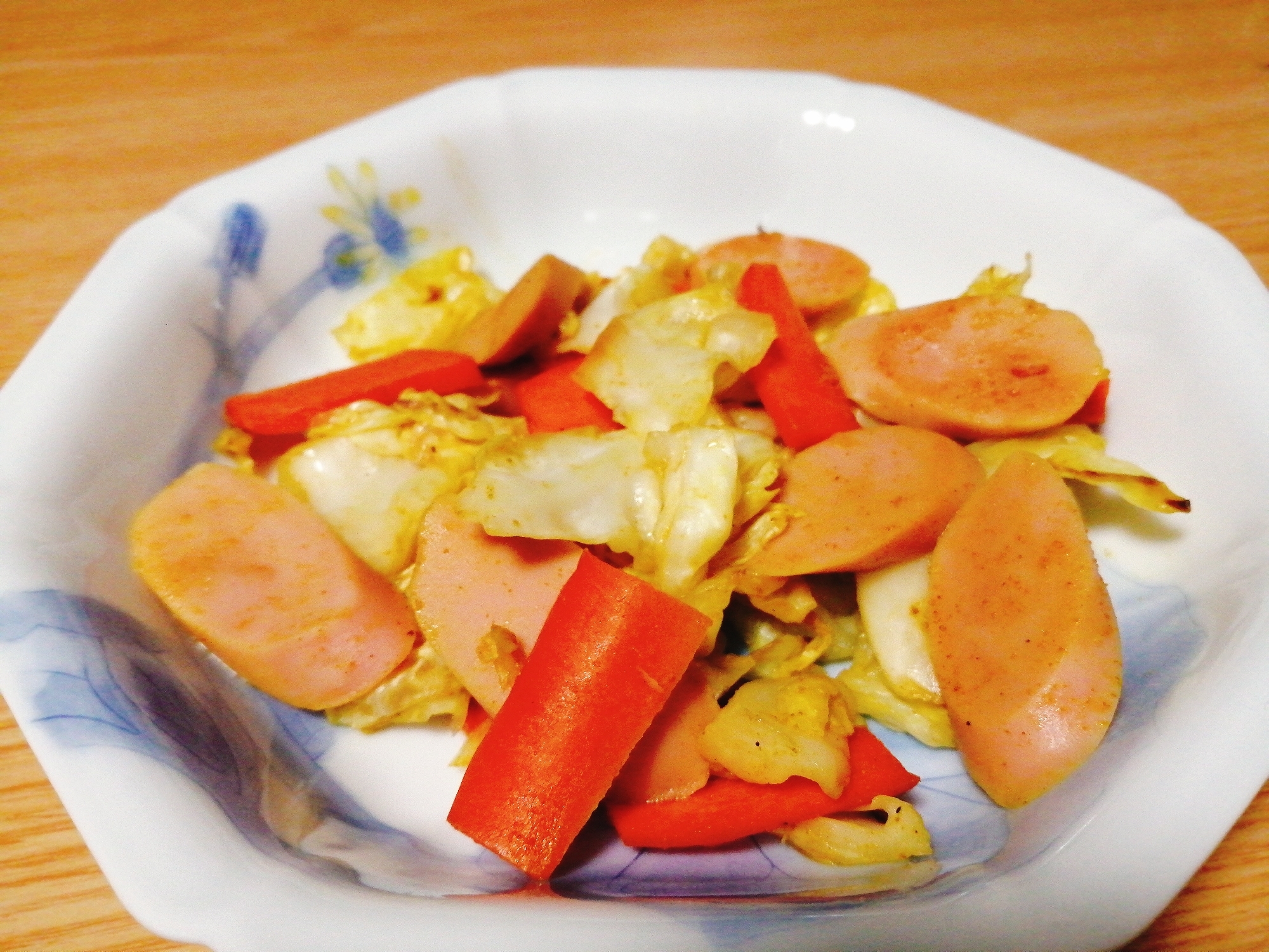 魚肉ソーセージとキャベツと人参のカレー風味炒め