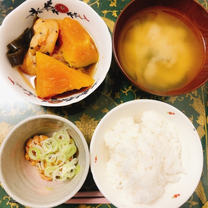 かぼちゃの煮物とお味噌汁と納豆のお昼ご飯(備蓄米)