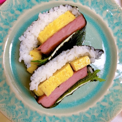 沖縄で食べたポークたまごおにぎりが忘れられなくて☆
チーズと大葉も挟んでみました。うまく巻けませんでしたが美味しかったです♡