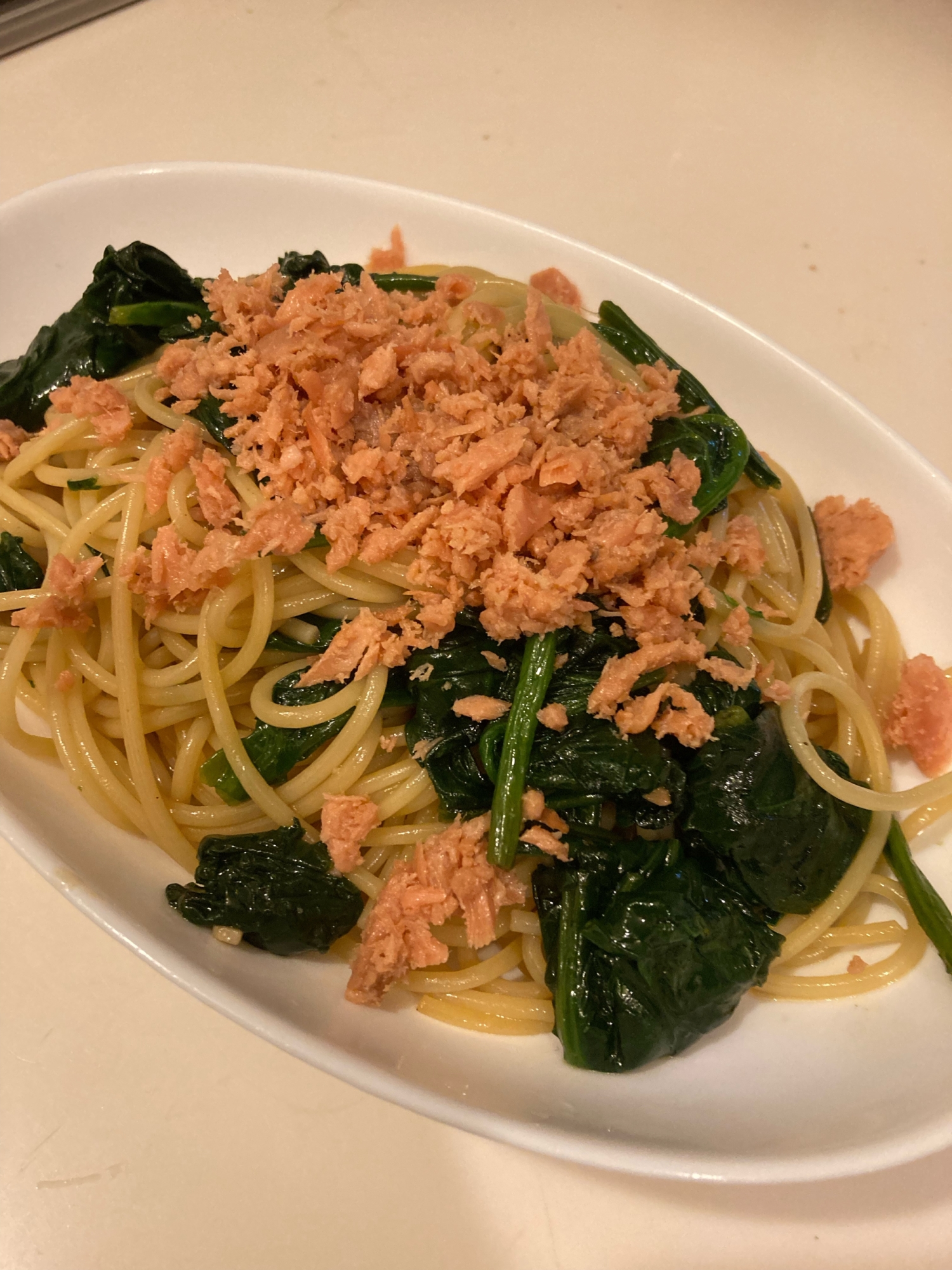 簡単⭐️焼き鮭ほぐしとほうれん草のパスタ